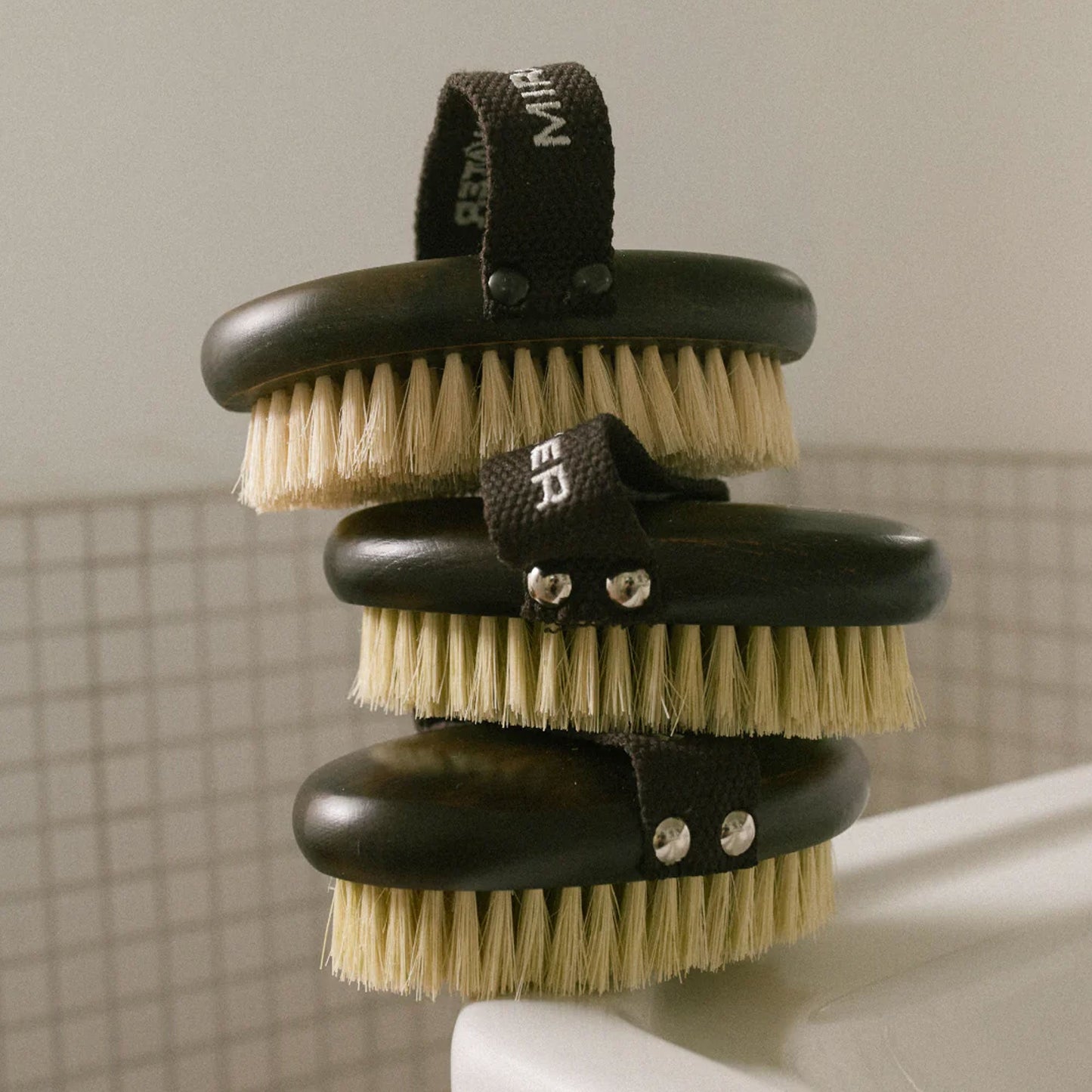 Mirror Water Buff Body Dry Brush